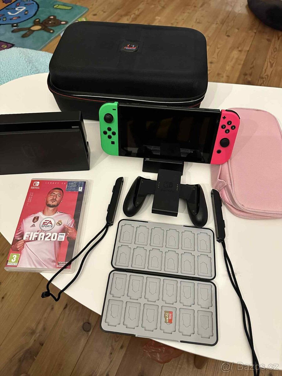 Nintendo switch + bohaté příslušenství + hra