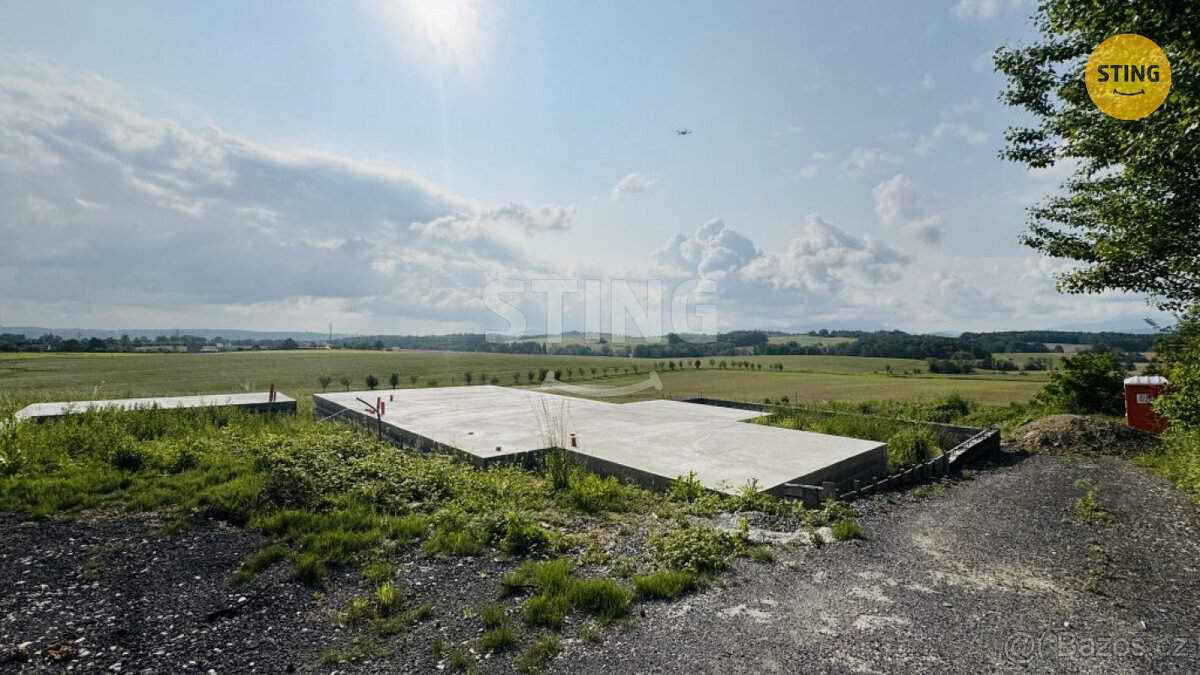 Prodej pozemku 1443 m2 s projektem a hotovými základ, 132665