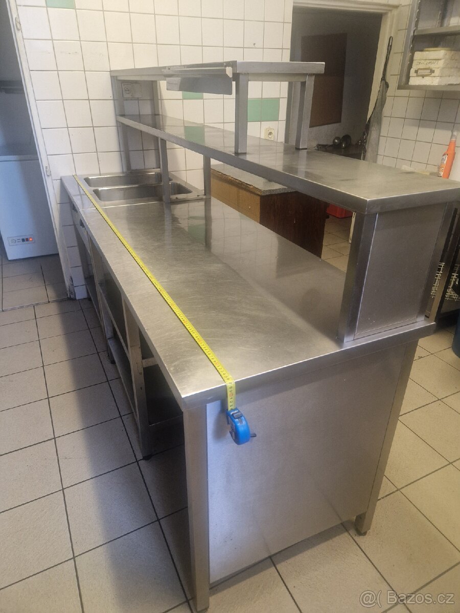 Výdejní nerezový pult s ohřevnou vanou. Regulace teploty.