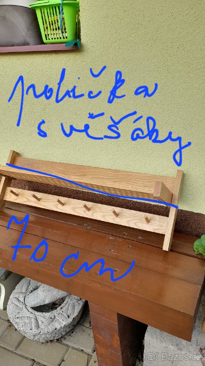 Police, skříň s věšáky