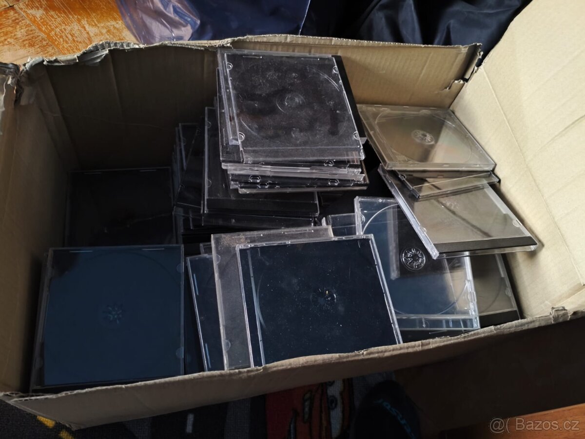 Cca 100 obalů na CD nebo DVD