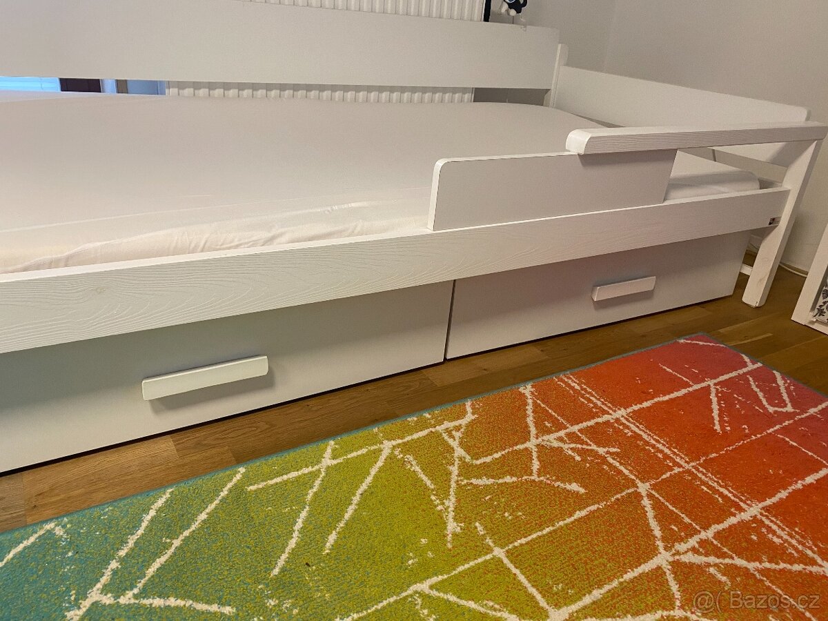 Bílá dětská postel se zábranou