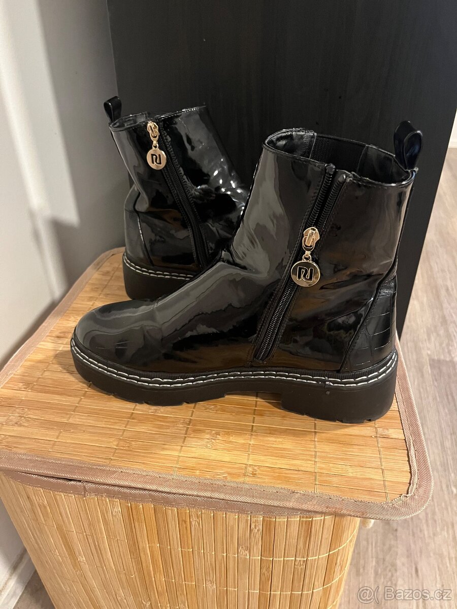 Kotníkové černé boty