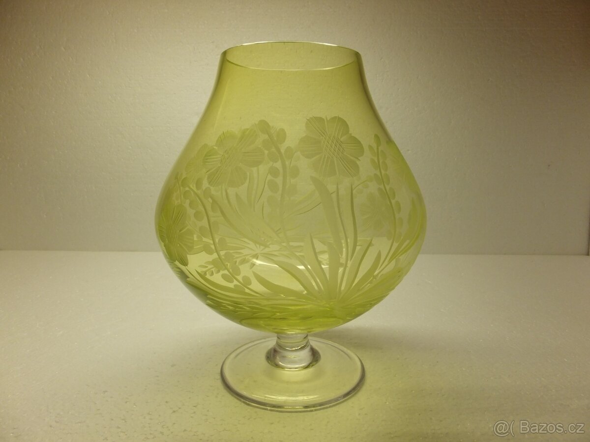 Obří krásná broušená žlutozelená číše obs. 2,7 l.