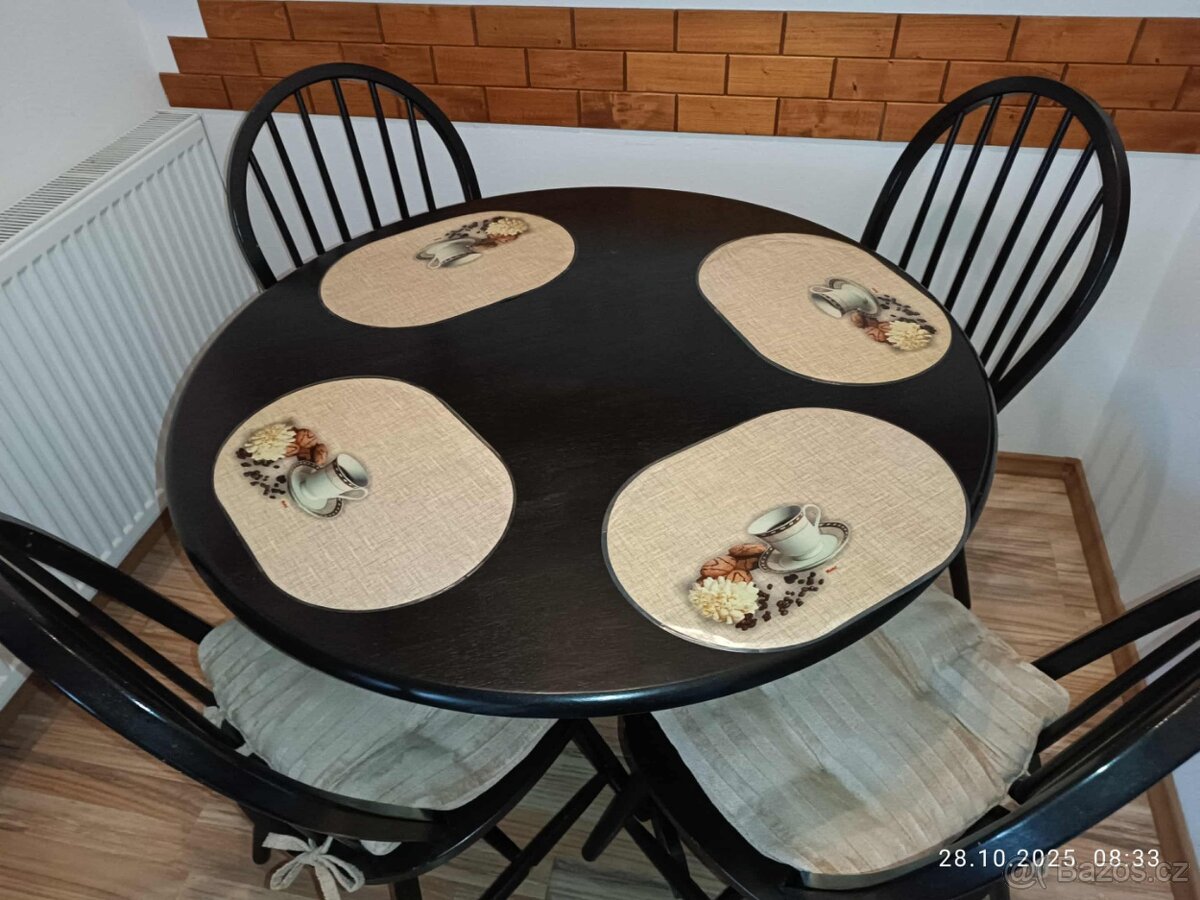 Kulatý stůl a 4 židle