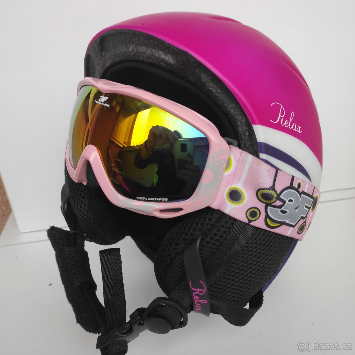 Lyžařská přilba s brýlemi