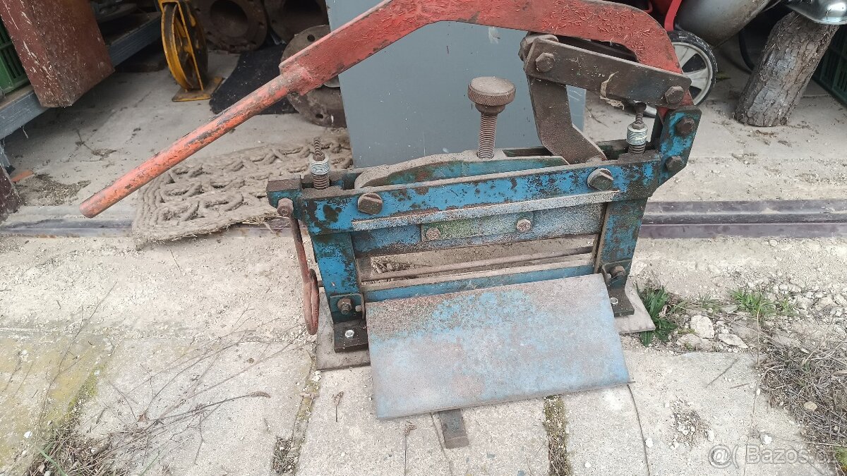 Lamačka štípačka na zámkovou dlažbu