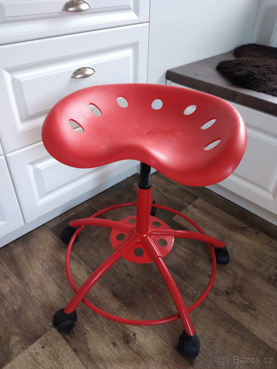 červená židle na kolečkách do kuchyně
