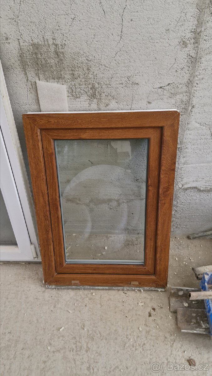 Plastové okno hnědé 92x65cm dvojsklo