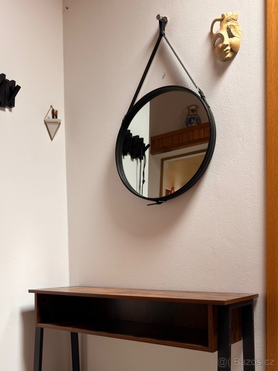 Závěsné zrcadlo v koženém rámu průměr 50cm