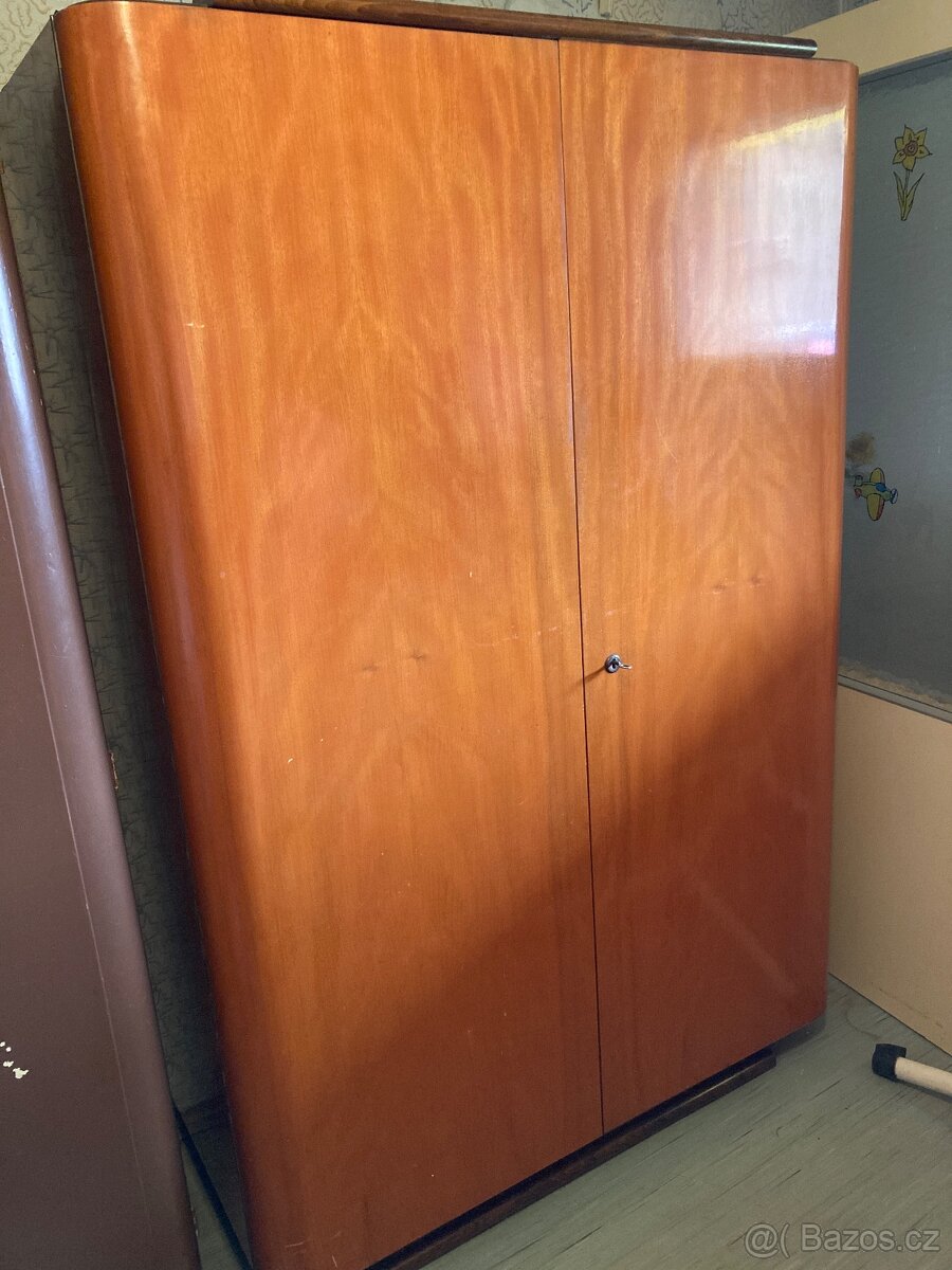 Daruji dřevěnou šatní skříň