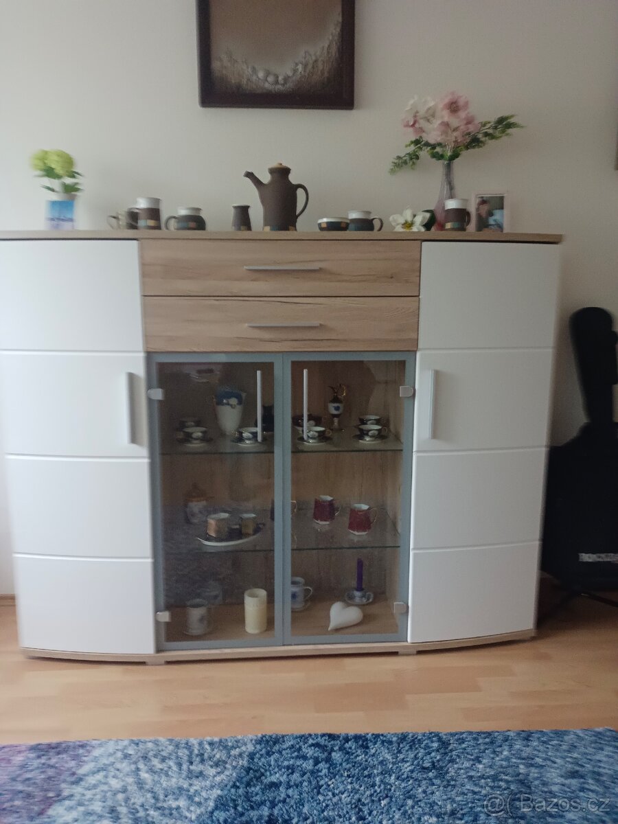 Prosklená skříň