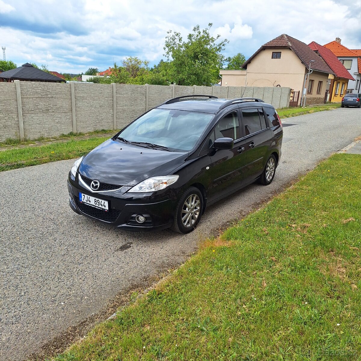 Mazda 5. 2,0 benzín s automatickou převodovkou.