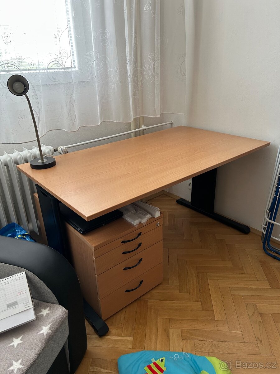 Kancelářský stůl