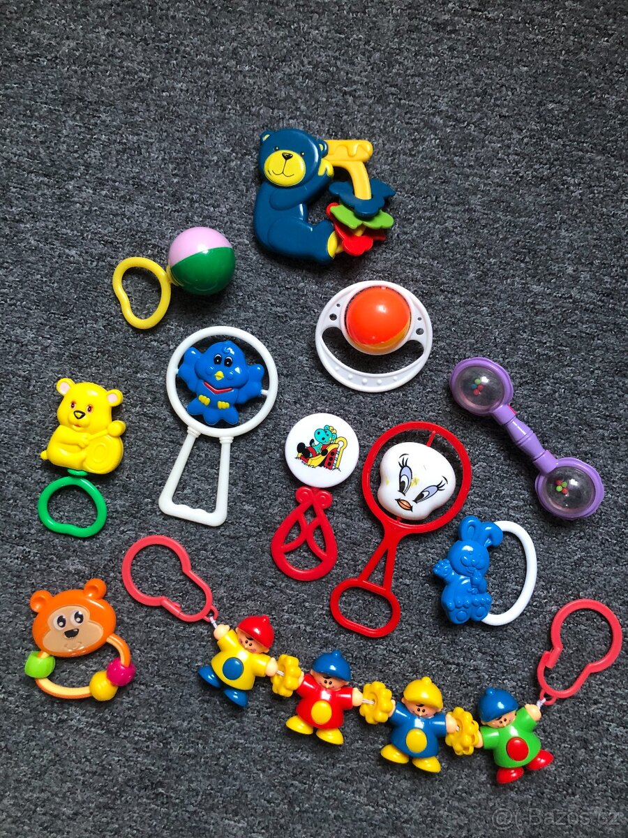 retro chrastítka a řetěz na kočárek