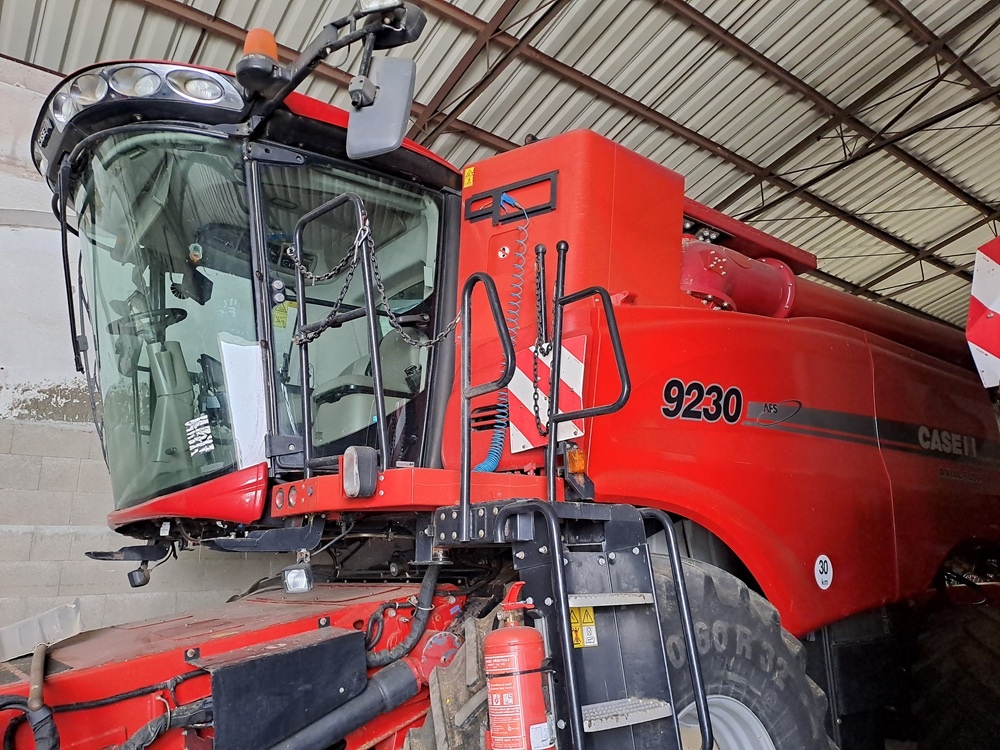 Case IH axial 9230 + MacDon FD75
