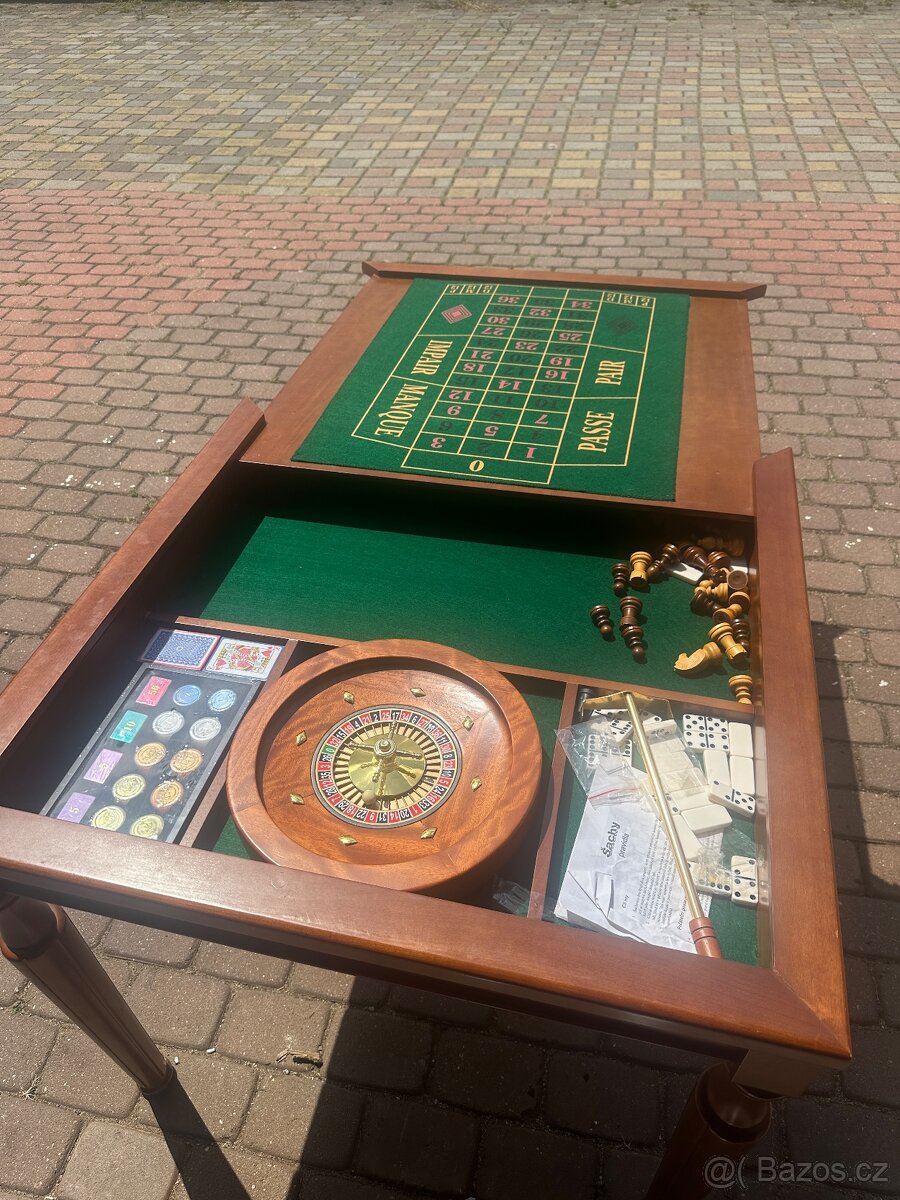 Šachy, ruleta, karty, dřevěný stůl.