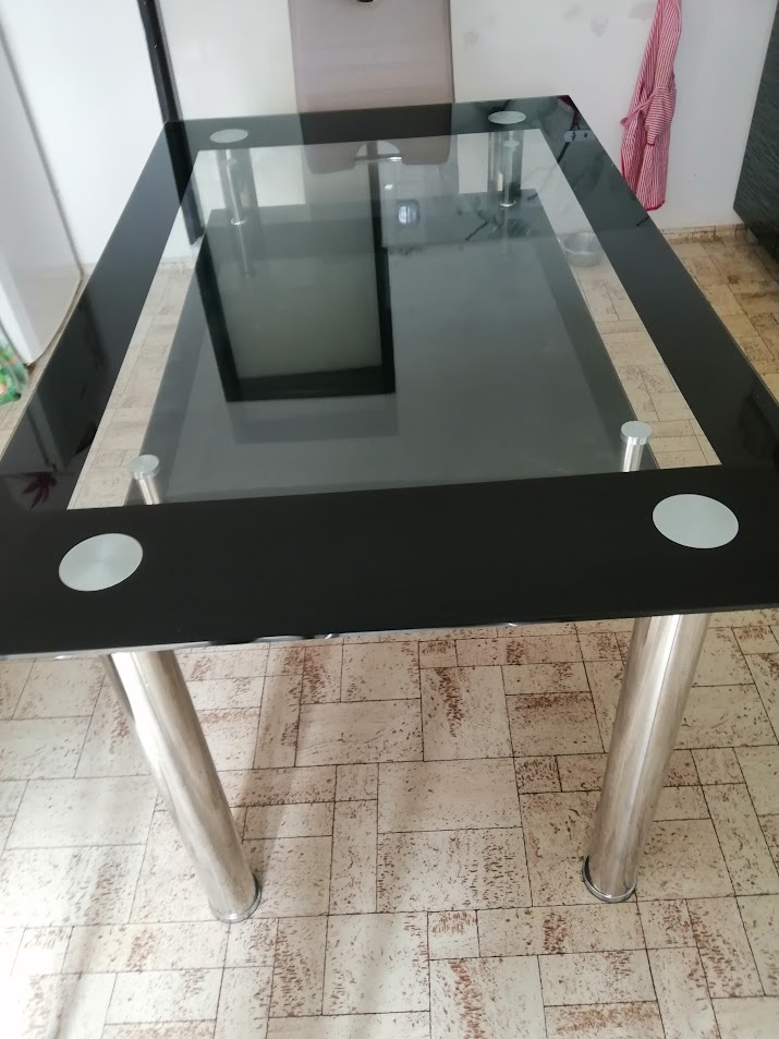 Prodám stůl se skleněnnou deskou