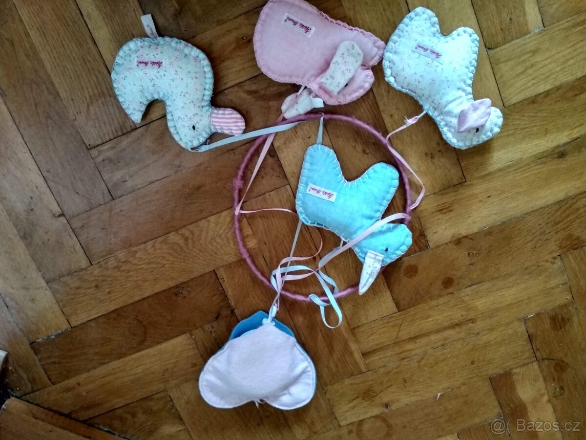 Kolotoč nad postýlku Krathe Kruse