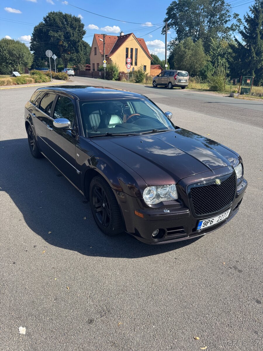 Vínový Chrysler 300c Touring. 3.5V6 183kw RWD