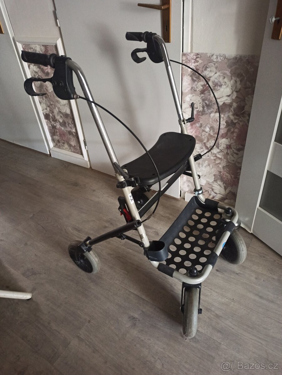 Čtyřkolové skládací chodítko