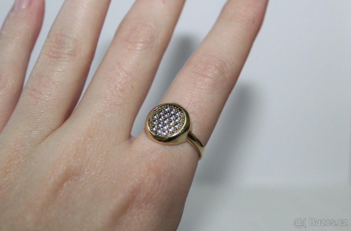 Zlatý dámský prsten se zirkony