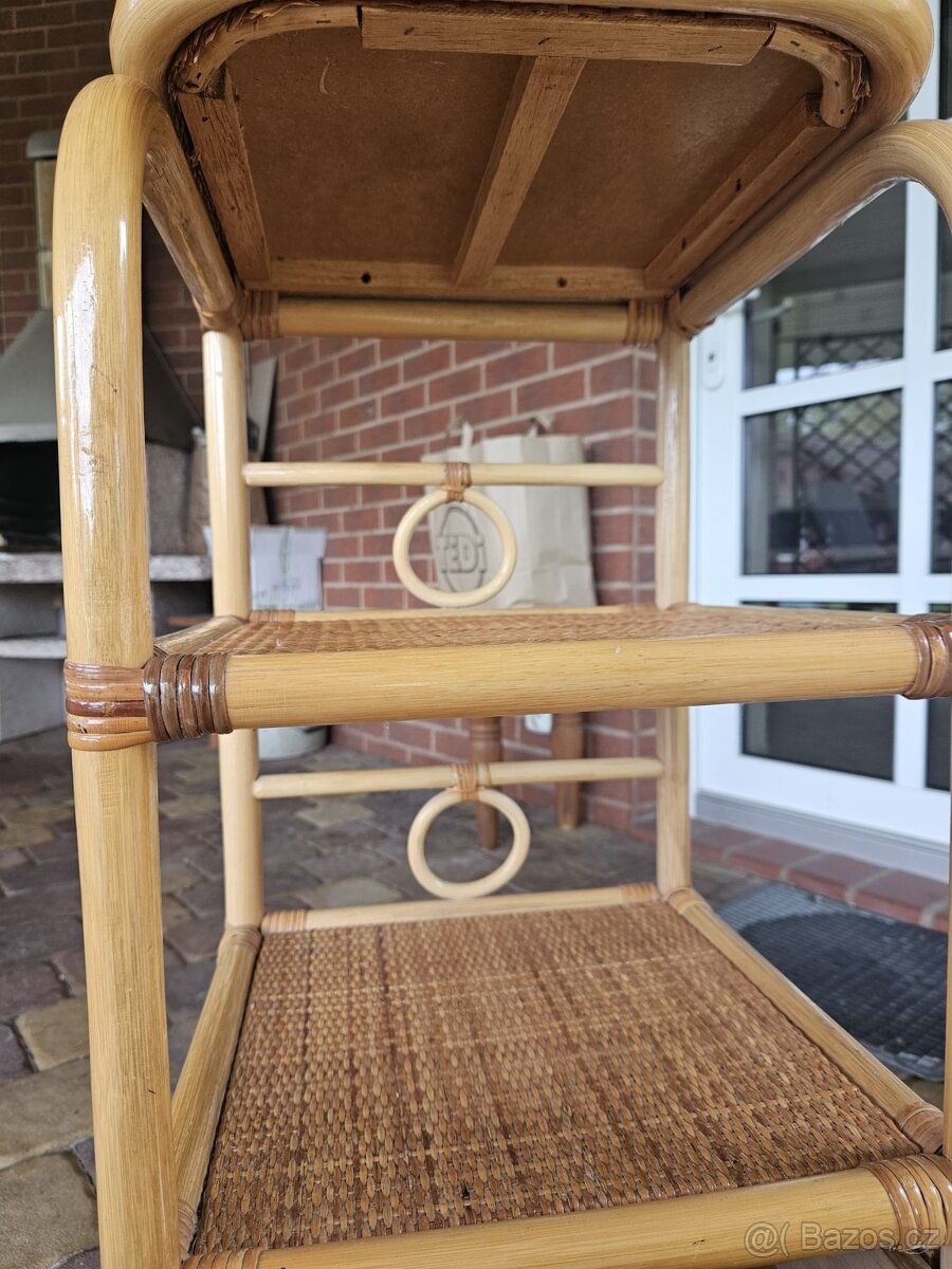 Ratanová skříňka