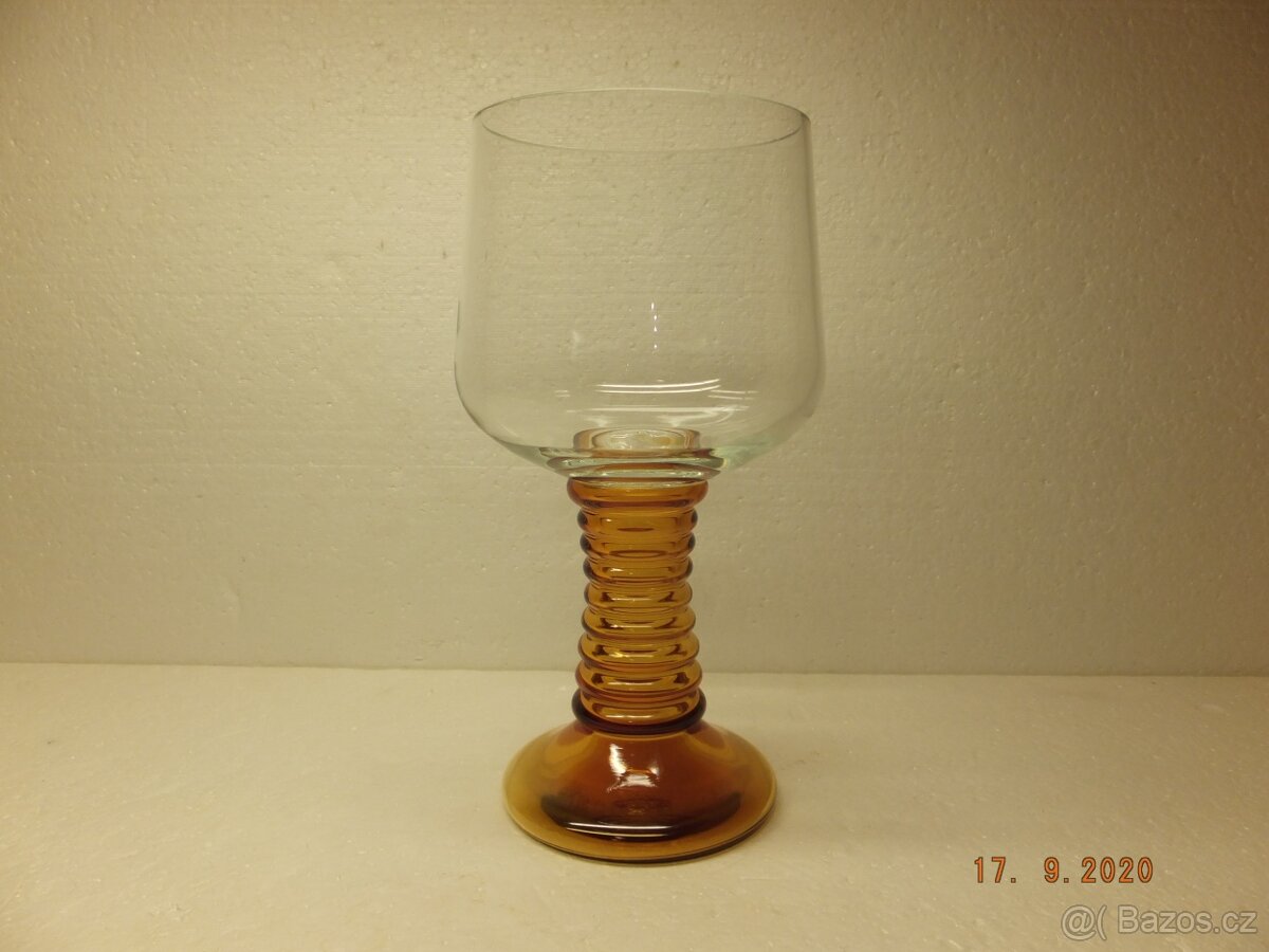 Obrovská ambrová číše, brus hrdla, obsah 1060 ml.