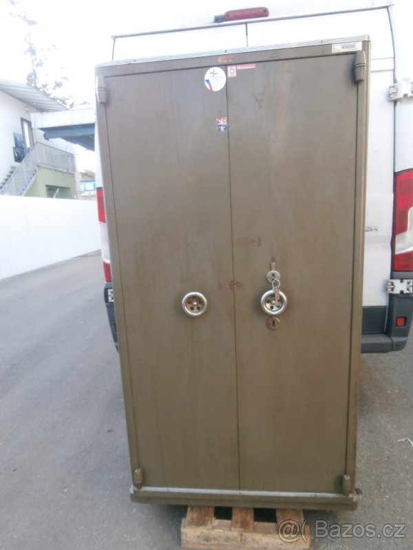 Trezor skříňový Kovona náhradní díly - police za 500 kč