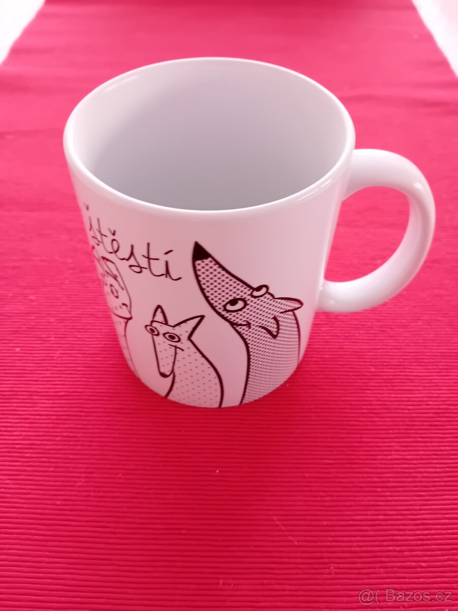 Bílý hrnek s chrty