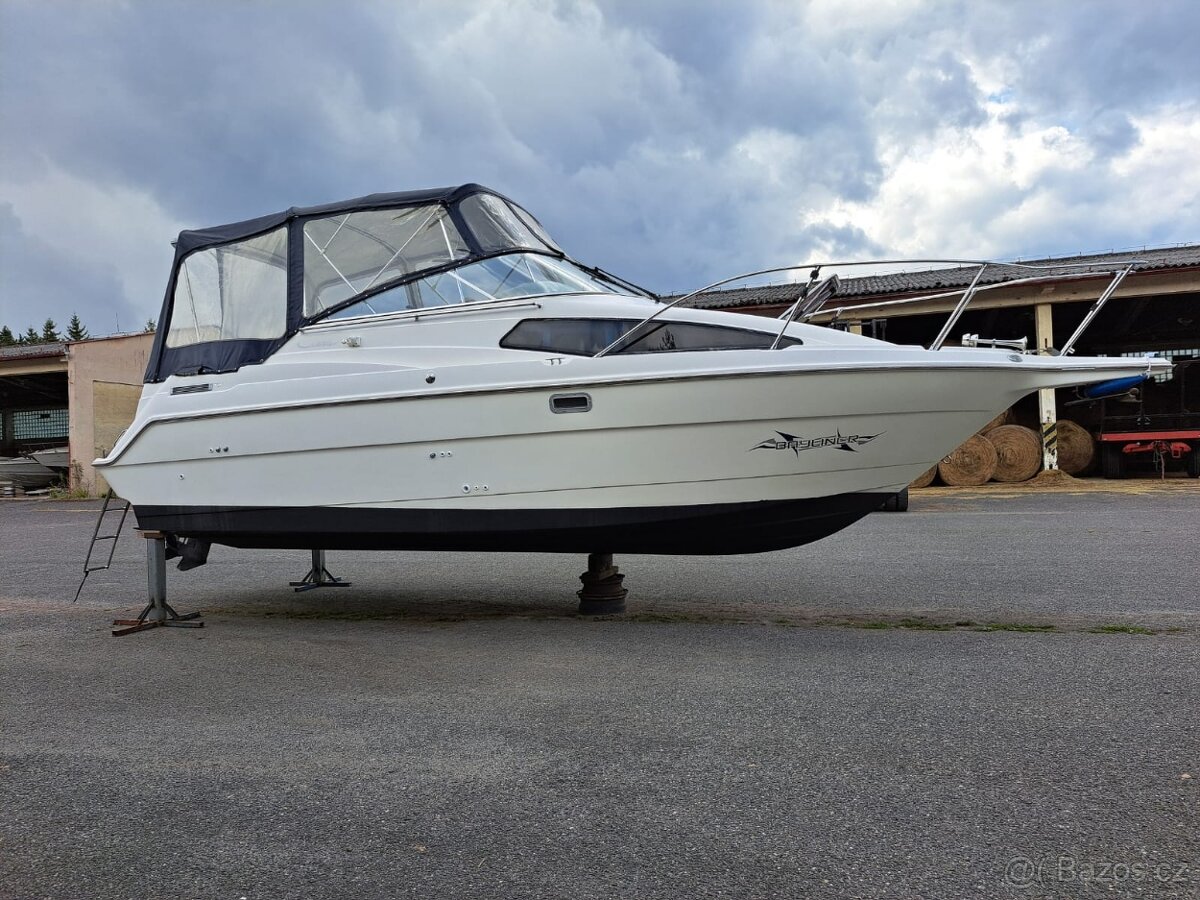 Motorová kajutová loď Bayliner 2655