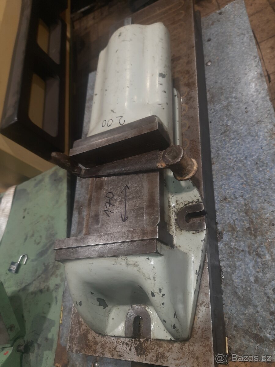 Strojní svěrák 200