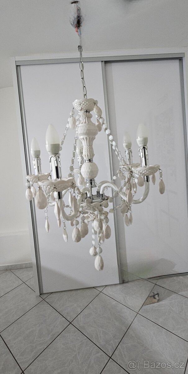 lustr z bílého skla