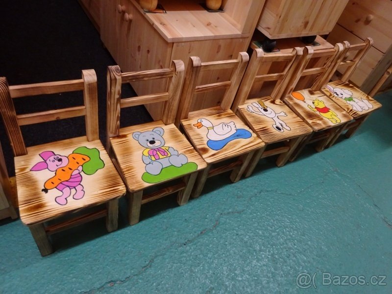 Barevná dětská židlička