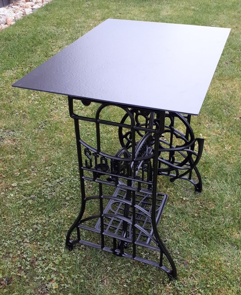 Designový stolek ze šlapacího šicího stroje Stower