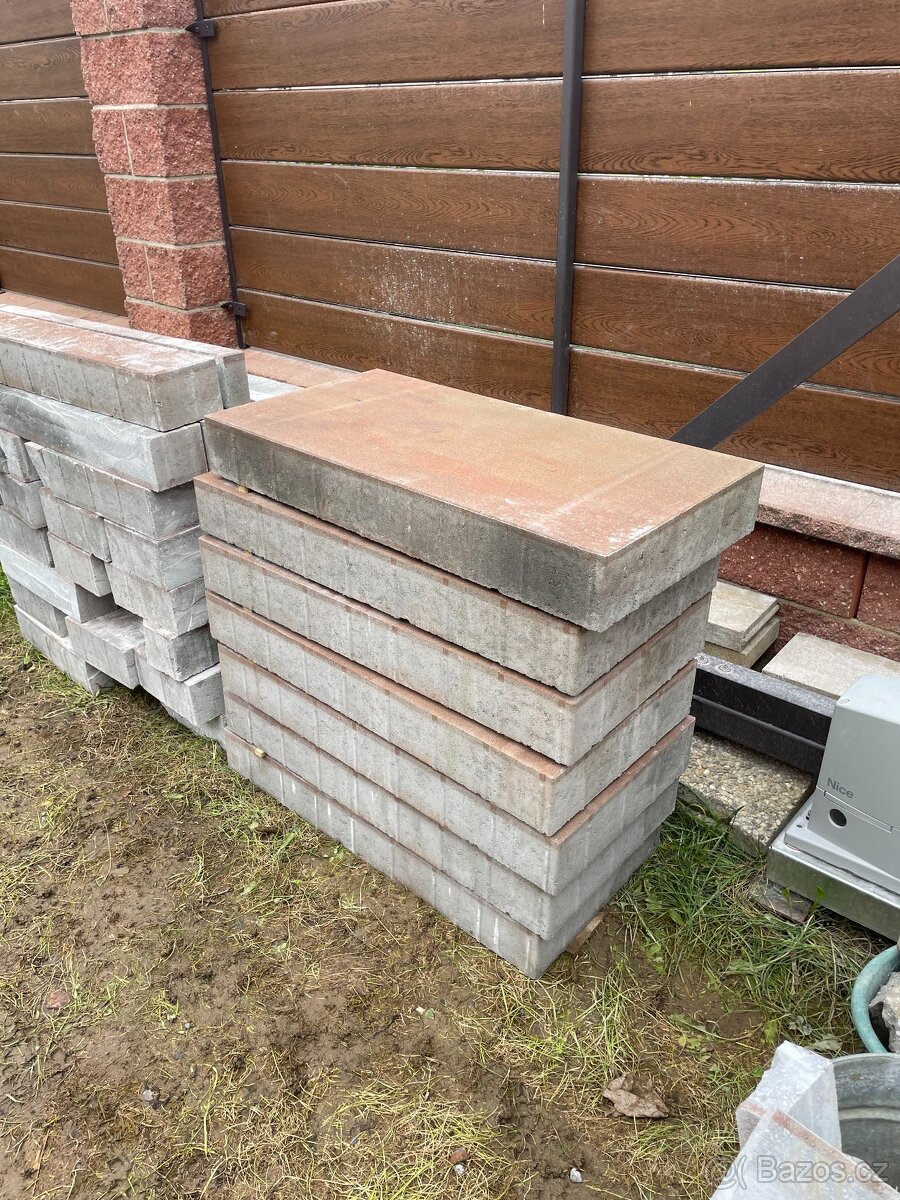 Prodám 7 kusů dlažby, celkem 2,25m²+ zbytky. Cena za 1 m² =