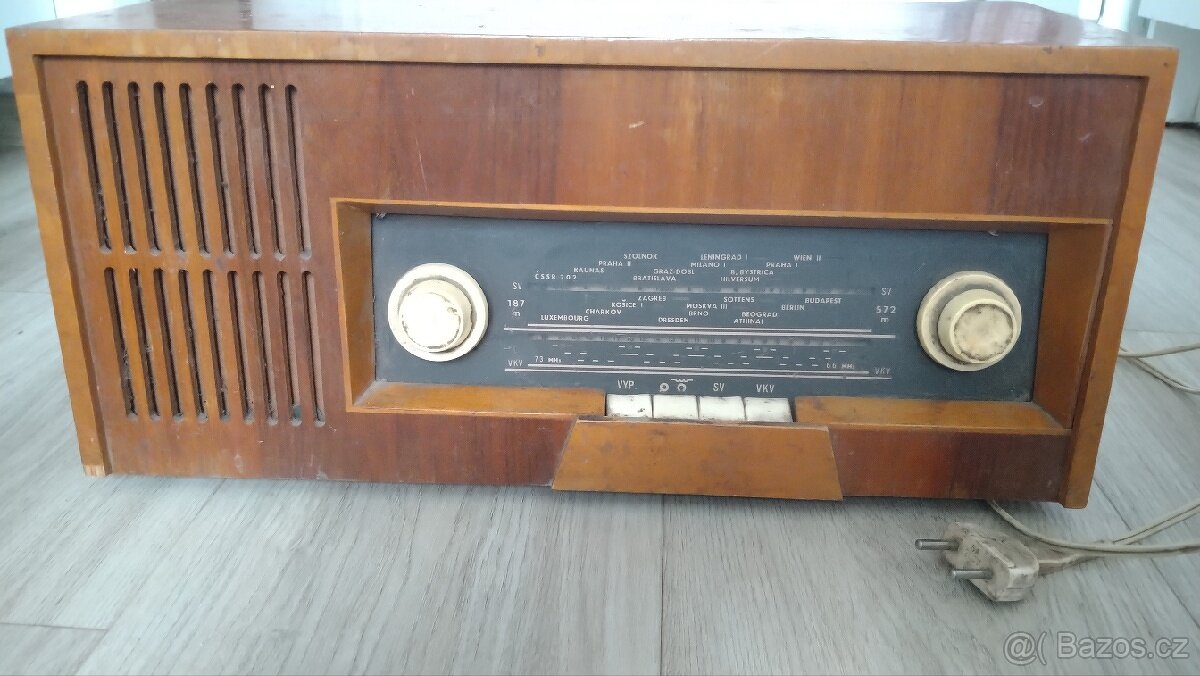 Retro rádio Tesla 323A