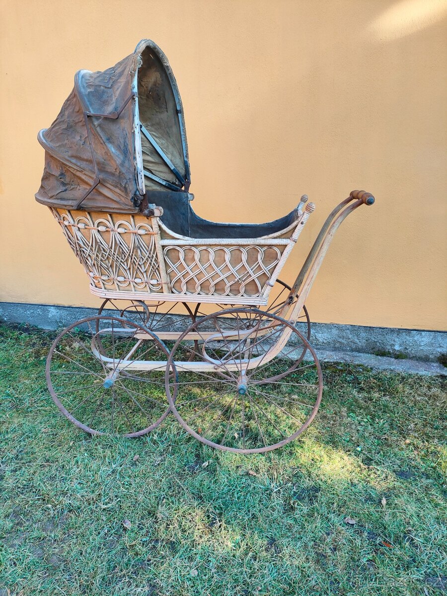 Starožitný proutěný kočárek č. 888
