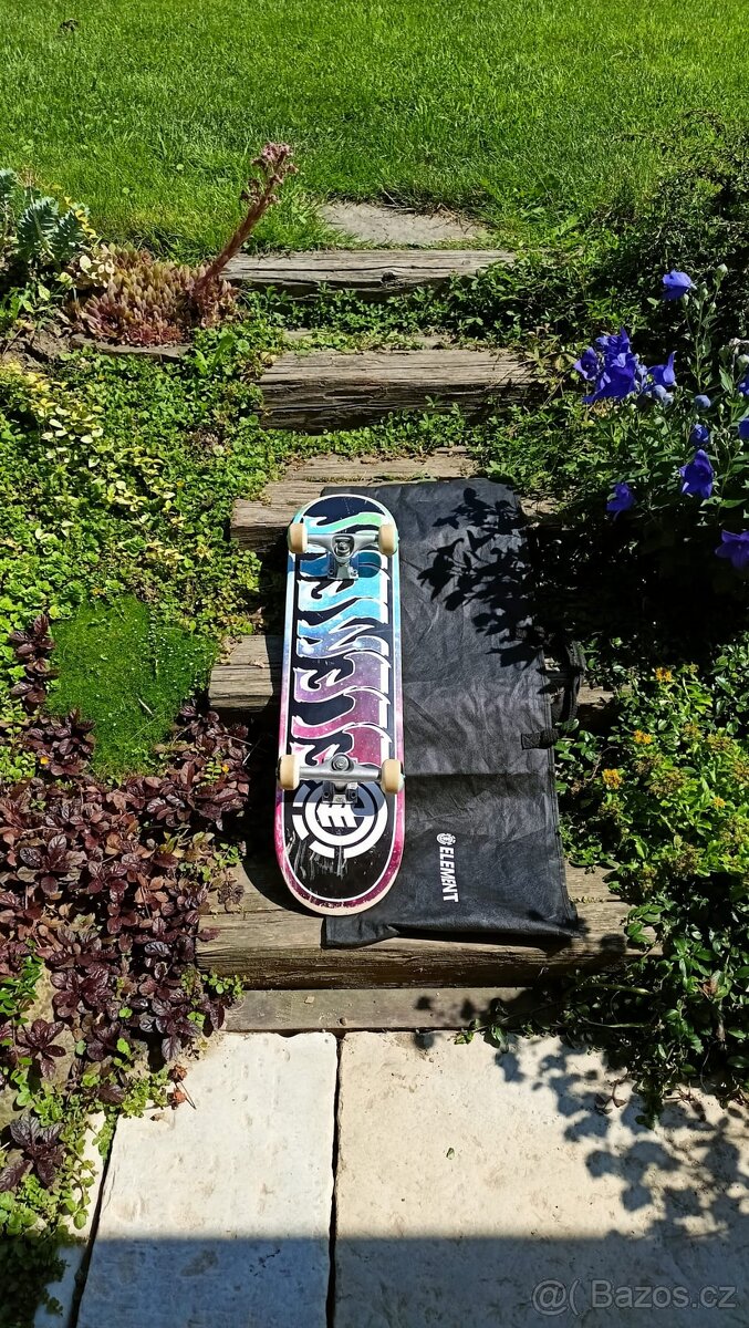Skateboard značky Element