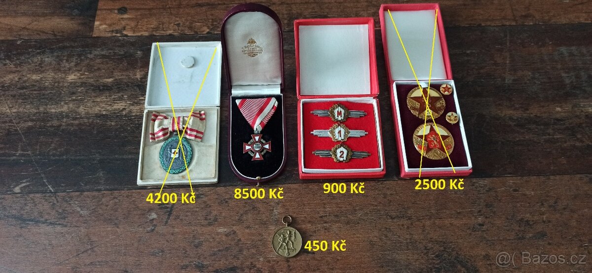 Medaile, vyznamenání, odznaky.