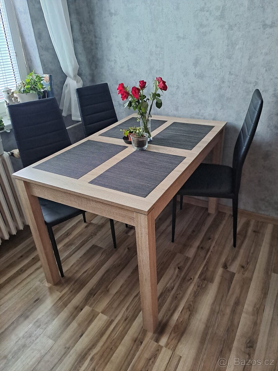 Rozkládací jídelní stůl