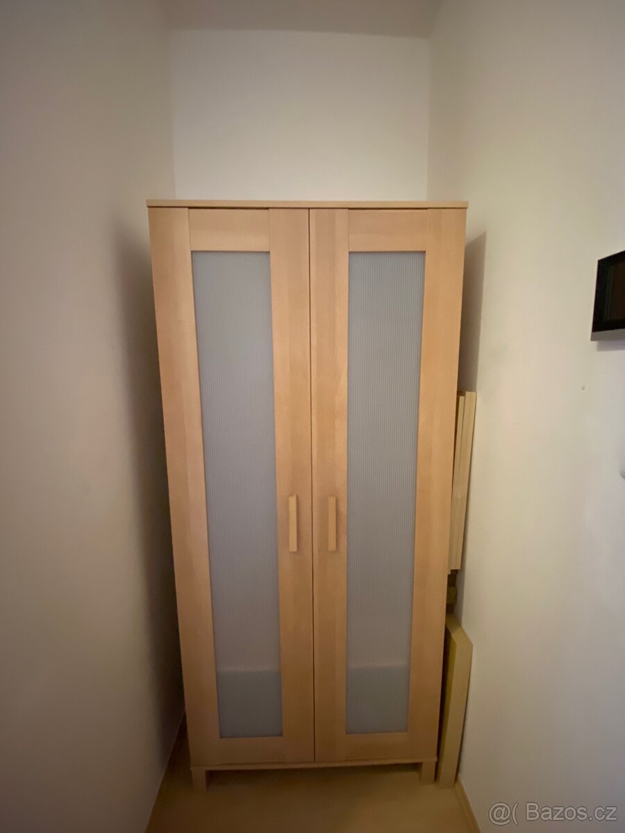 2 vysoké skříně a skříň se šuplíky