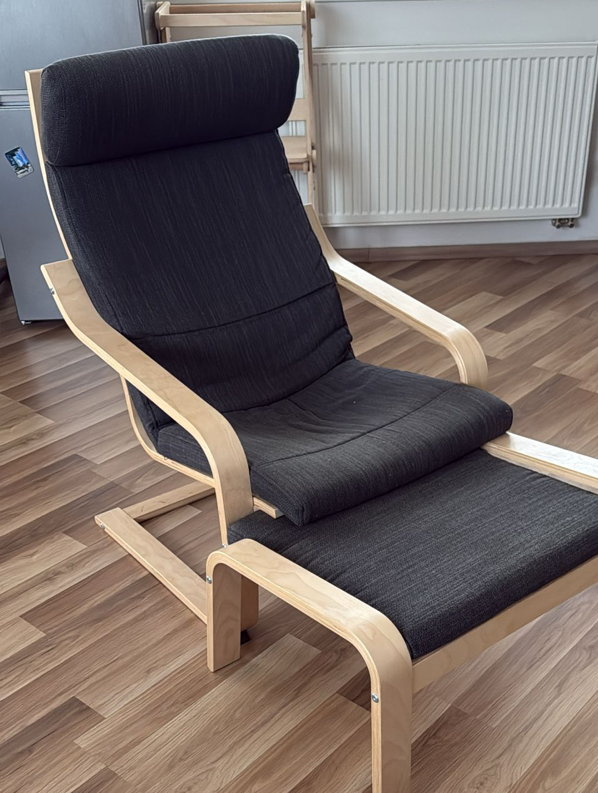 Křeslo a podnožka POÄNG.