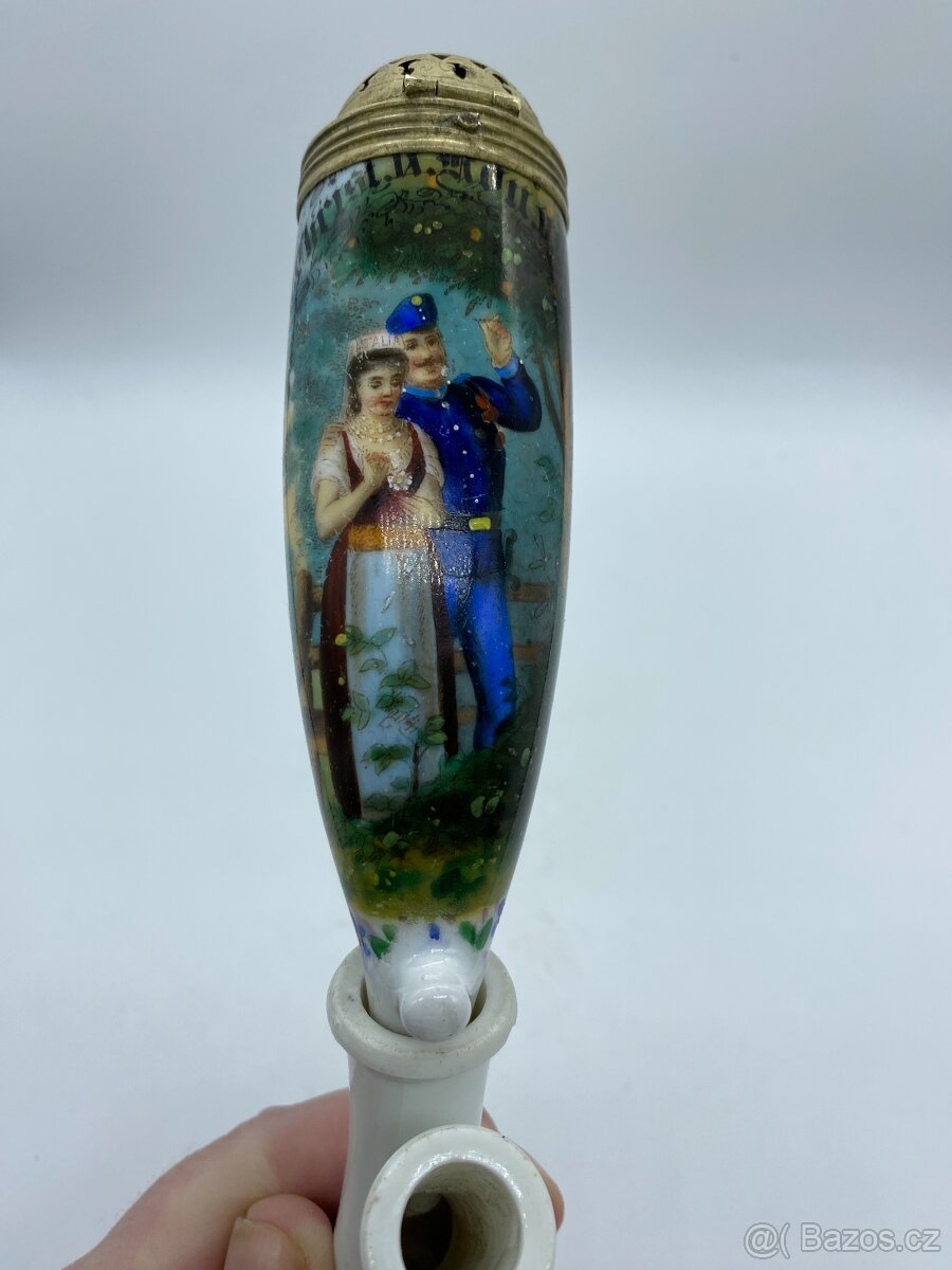 Sběratel nabízí staré porcelánové fajfky, kolínka a troubele