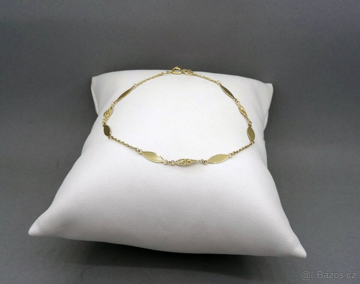 Slušivý zlatý náramek