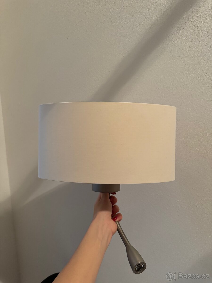 Nástěná lampicka nad noční stolek