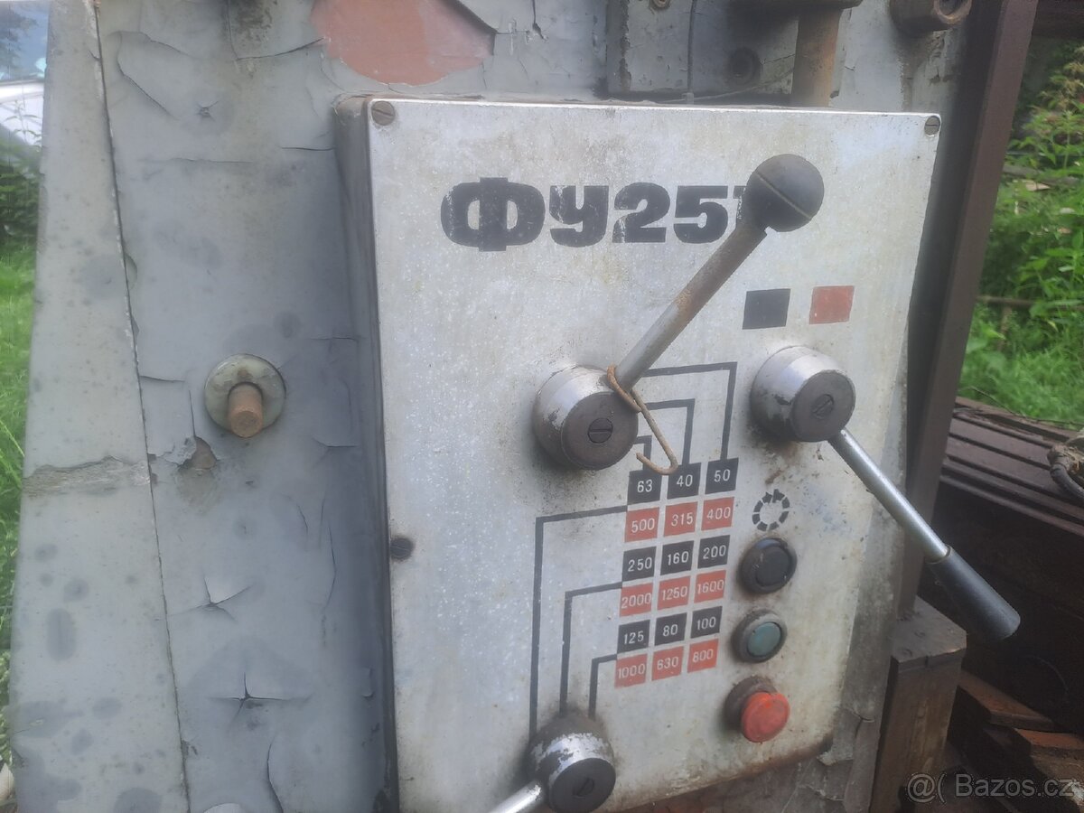 Frézka na kov universální.