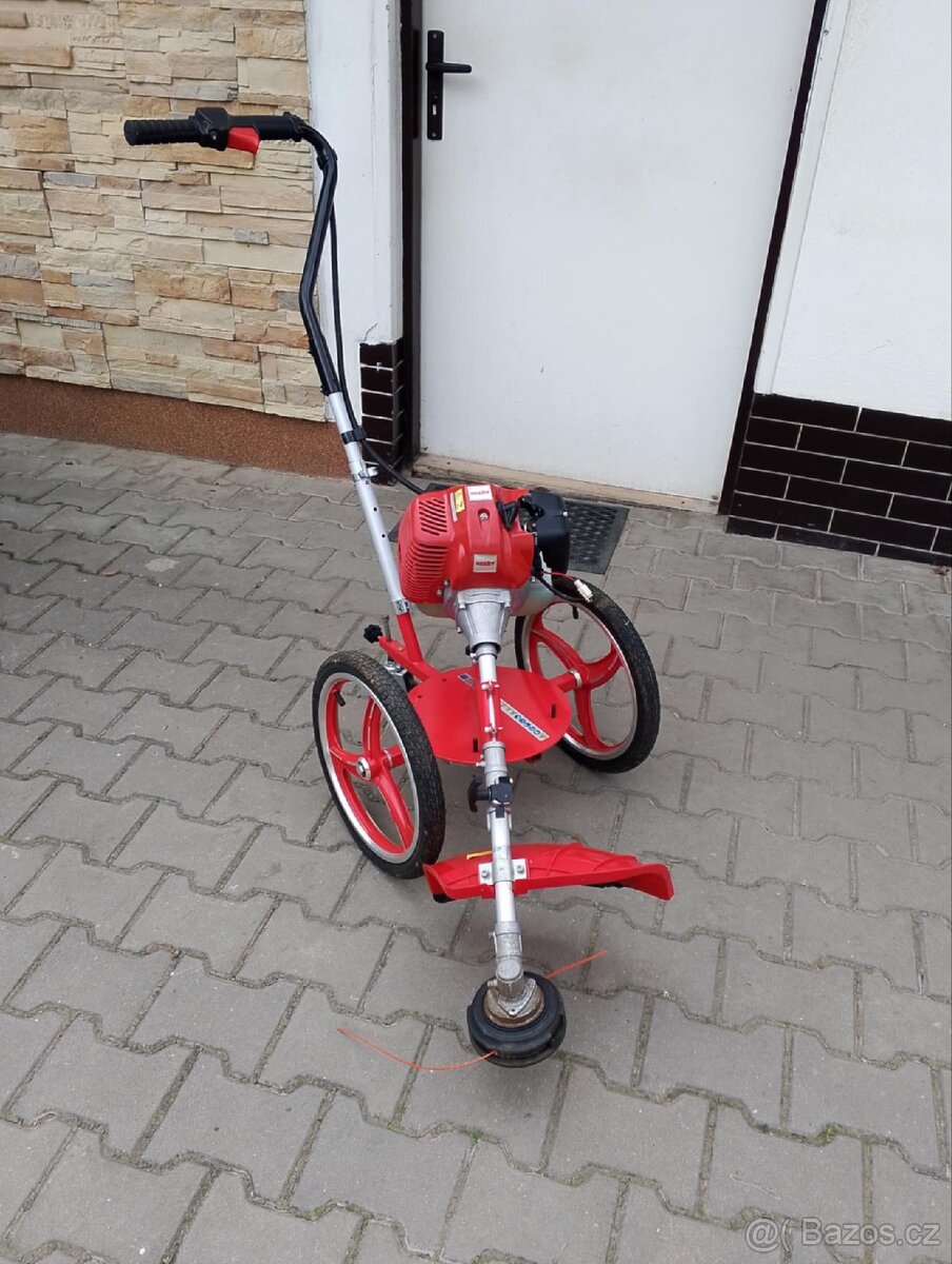 Strunový motorový vyžínač na kolech