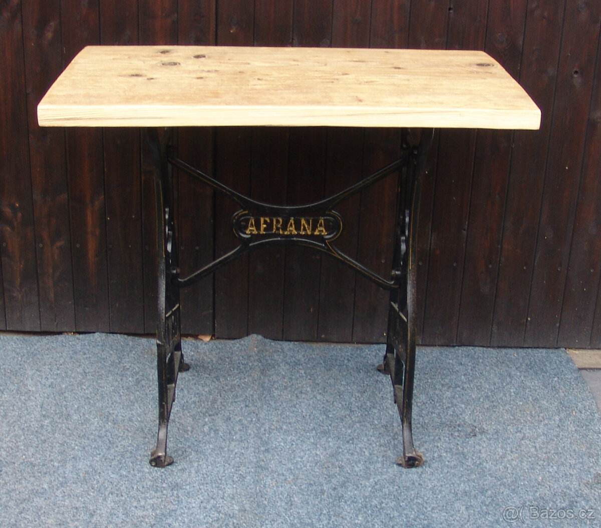 Stolek ze starožitného šicího stroje Afrana