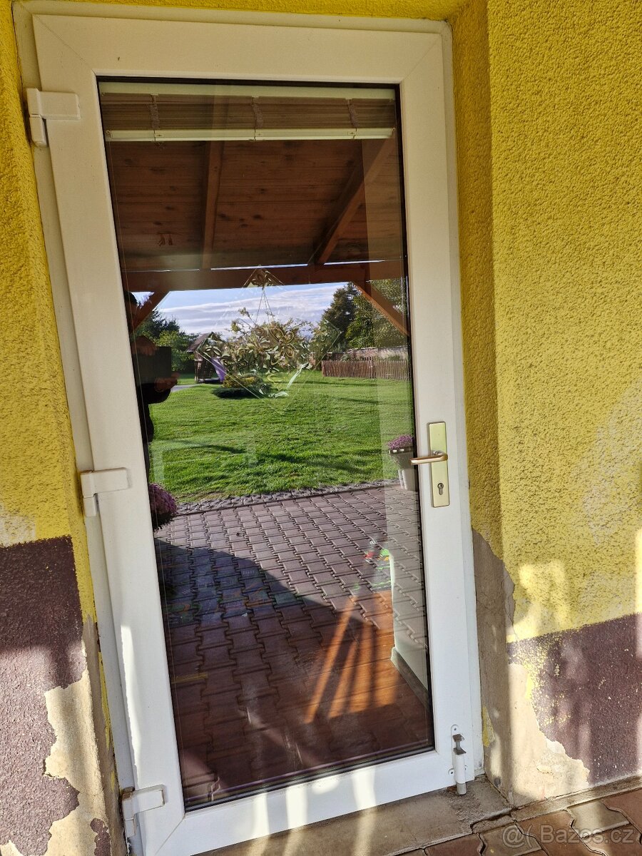 PRODÁM PLASTOVÉ DVEŘE